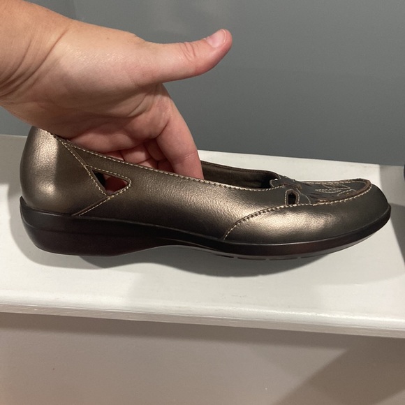 Clarks bendable leather flats slip ons Metallic bronze EUC size 7 - Picture 4 of 13